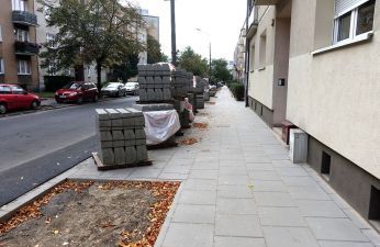 Na ulicy Wojskowej trwa remont chodników