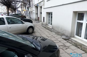 Obecnie na ul. Jackowskiego parkujące samochody utrudniają przejście pieszym po chodnikach