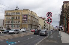 W rejonie przejść dla pieszych i skrzyżowań na kilku odcinkach ul. Głogowskiej wprowadzane jest ograniczenie dopuszczalnej prędkości do 40 km/h