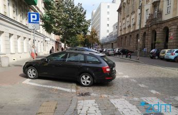 Na odcinku ul. Młyńskiej od ul. Nowowiejskiego do ul. Solnej parkowanie zostanie przesunięte na jezdnię i będzie równoległe po obu stronach ulicy 