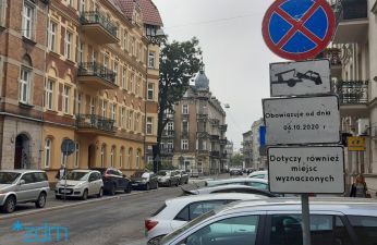 Znaki informujące o zakazie parkowania zostały już ustawione na ul. Małeckiego.