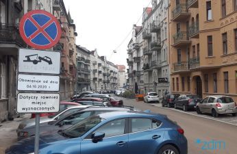 Znaki informujące o zakazie parkowania zostały już ustawione na ul. Małeckiego