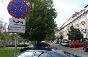 Znaki informują o rozpoczęciu prac i zakazie parkowania