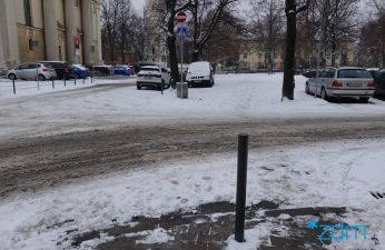 ul. Dąbrówki - słupki blokują wjazd na chodnik