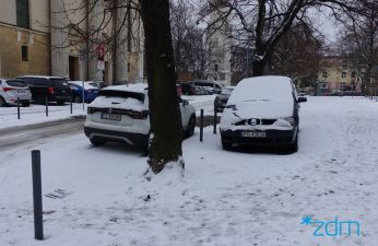 ul. Dąbrówki - nielegalnie zaparkowany minivan