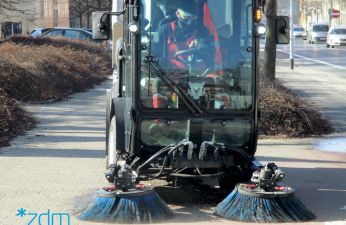 Rozpoczęliśmy pozimowe zamiatanie chodników