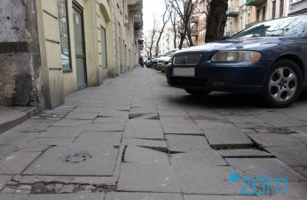 Zniszczony chodnik na ul. Małeckiego