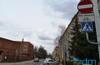 Ulica Ułańska stała się jednokierunkowa na całej długości z wyjątkiem krótkiego odcinka pomiędzy wjazdem na parking MTP i ul. Grunwaldzką. 
