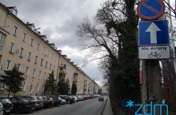 Ulica Ułańska stała się jednokierunkowa na całej długości z wyjątkiem krótkiego odcinka pomiędzy wjazdem na parking MTP i ul. Grunwaldzką. 