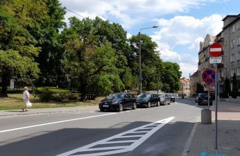 Ulica Niedziałkowskiego jest jednokierunkowa na odcinku od ul. Górna Wilda do Topolowej.