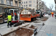 Trwają prace na ul. Umińskiego. Układane są nowe chodniki oraz przygotowywane miejsca pod nasadzenia zieleni.