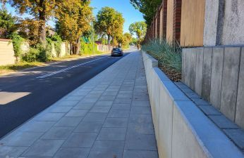 Ulica Morasko z nowym chodnikiem i wymienioną nawierzchnią jezdni