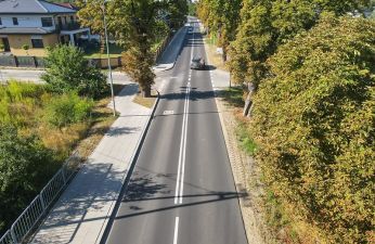 Ulica Morasko z nowym chodnikiem i wymienioną nawierzchnią jezdni