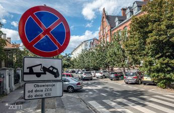 Znak zakazu zatrzymywania się z tabliczkami podznakowymi o groźbie odholowania samochodu