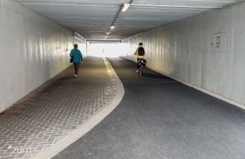 tunel, po lewej stronie droga dla pieszych po prawej stronie droga rowerowa
