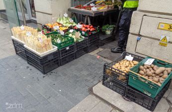 Skrzynki z warzywami na chodniku