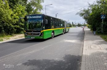 Autobus na wyremontowanej nawierzchni jezdni