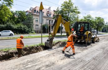 Robotnicy i koparka podczas prac na jezdni