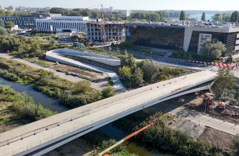 Rozpoczyna się montaż balustrad na mostach pieszo-rowerowych. fot.PIM