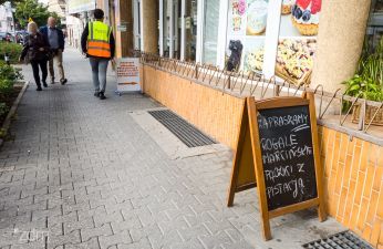 Niedozwolone jest ustawianie tzw. potykaczy z treściami reklamowymi  i rozkładanie towarów na chodnikach.
