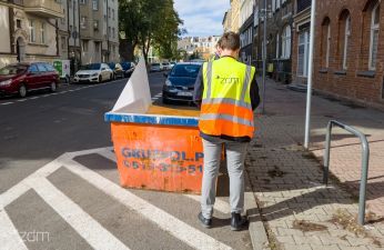 Kontenery na śmieci poremontowe również potrzebują zgodę na zajęcie części drogi.