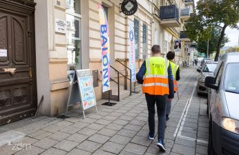 Niedozwolone jest ustawianie tzw. potykaczy z treściami reklamowymi  i rozkładanie towarów na chodnikach.
