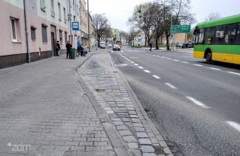 Zniszczona zatoka autobusowa z kostki kamiennej.