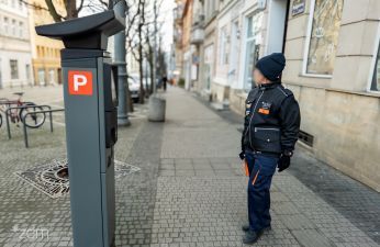 Nowa odzież pracowników strefy jest wygodna i dopasowana do pór roku. fot. Bartosz Jankowski / ZDM