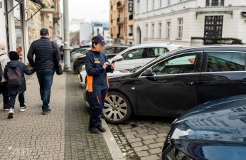 Nowa odzież pracowników strefy jest wygodna i dopasowana do pór roku. fot. Bartosz Jankowski / ZDM