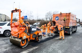 Naprawą nawierzchni jezdni zajmuje się codziennie sześć brygad Zakładu Robót Drogowych. fot. Bartosz Jankowski / ZDM