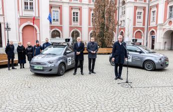 Samochody, wyposażone w kamery i czujniki, odczytują numery rejestracyjne pojazdów i sprawdzają, czy zostało opłacone parkowanie. fot. Bartosz Jankowski / ZDM