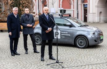 Samochody, wyposażone w kamery i czujniki, odczytują numery rejestracyjne pojazdów i sprawdzają, czy zostało opłacone parkowanie. fot. Bartosz Jankowski / ZDM