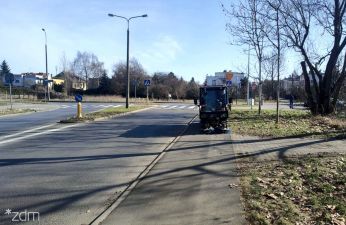 Małe zamiatarki sprzątają chodniki z pozimowych zanieczyszczeń.