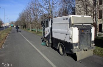 Małe zamiatarki sprzątają chodniki z pozimowych zanieczyszczeń.