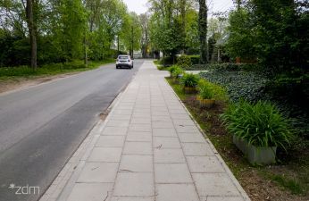 Mieszkańcy korzystają już z nowego chodnika na ulicy Plonowej. fot. Bartosz Jankowski / ZDM