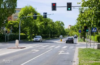 Widok na skrzyżowanie od ulicy Grochowskiej, w tle ruch samochodów.