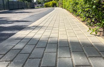Widok chodnika na ul. Kępińskiej po remoncie.