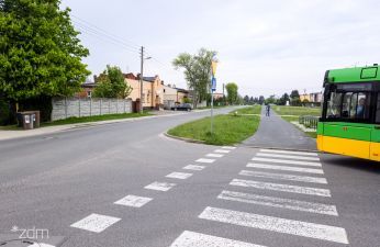 Istniejące przejście dla pieszych na pętli autobusowej, widok na miejsce, w którym pojawi się nowe przejście dla pieszych, z prawej strony widoczny przód autobusu.