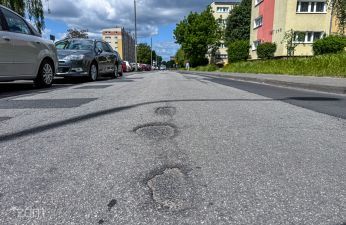 Nawierzchnia na ul. Świt wymaga remontu. fot. Bartosz Szczepaniak / ZDM