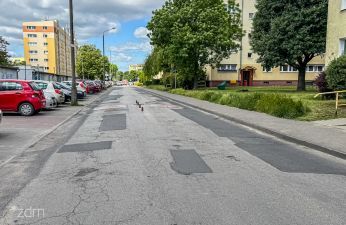 Nawierzchnia na ul. Świt wymaga remontu. fot. Bartosz Szczepaniak / ZDM