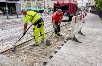 Osoby pracują na terenie budowy