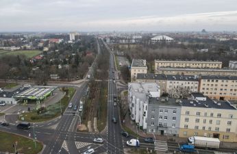 Widok na wschodnią jezdnie ul. Reymonta wraz z zabudowaniami mieszkalnym po prawej stronie
