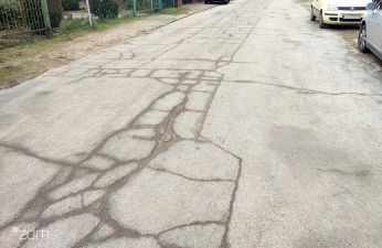 Jezdnia na ulicy Łagodnej z ubytkami