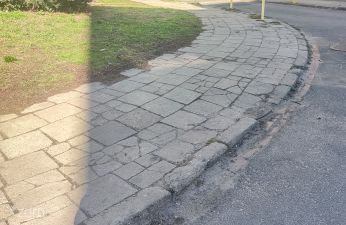 Chodnik na ulicy Konarskiego