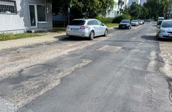 Nawierzchnia jezdni ulicy Pogodnej wraz z zaparkowanymi samochodami