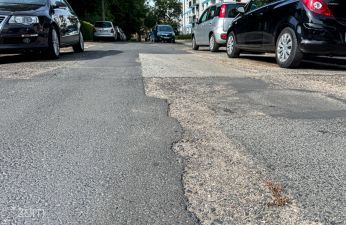 Nawierzchnia jezdni ulicy Pogodnej wraz z zaparkowanymi samochodami