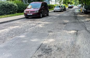 Nawierzchnia jezdni ulicy Pogodnej wraz z zaparkowanymi samochodami