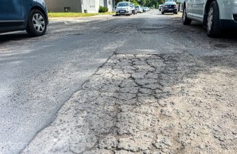 Nawierzchnia jezdni ulicy Pogodnej wraz z zaparkowanymi samochodami