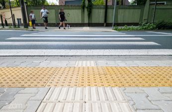 Przejście dla pieszych, w tle ulica i spacerujący ludzie