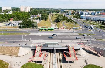 Przystanek autobusowy widziany z lotu ptaka wraz z drogą i torami tramwajowymi 